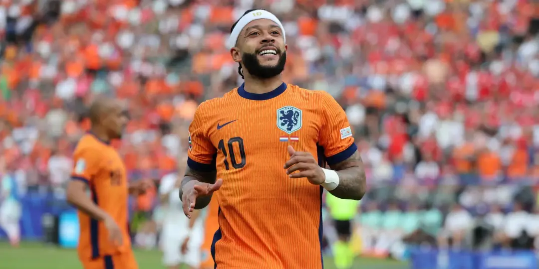 Memphis Depay sorri em campo com a camisa alaranjada da Seleção Holandesa durante a Copa do Mundo 2026