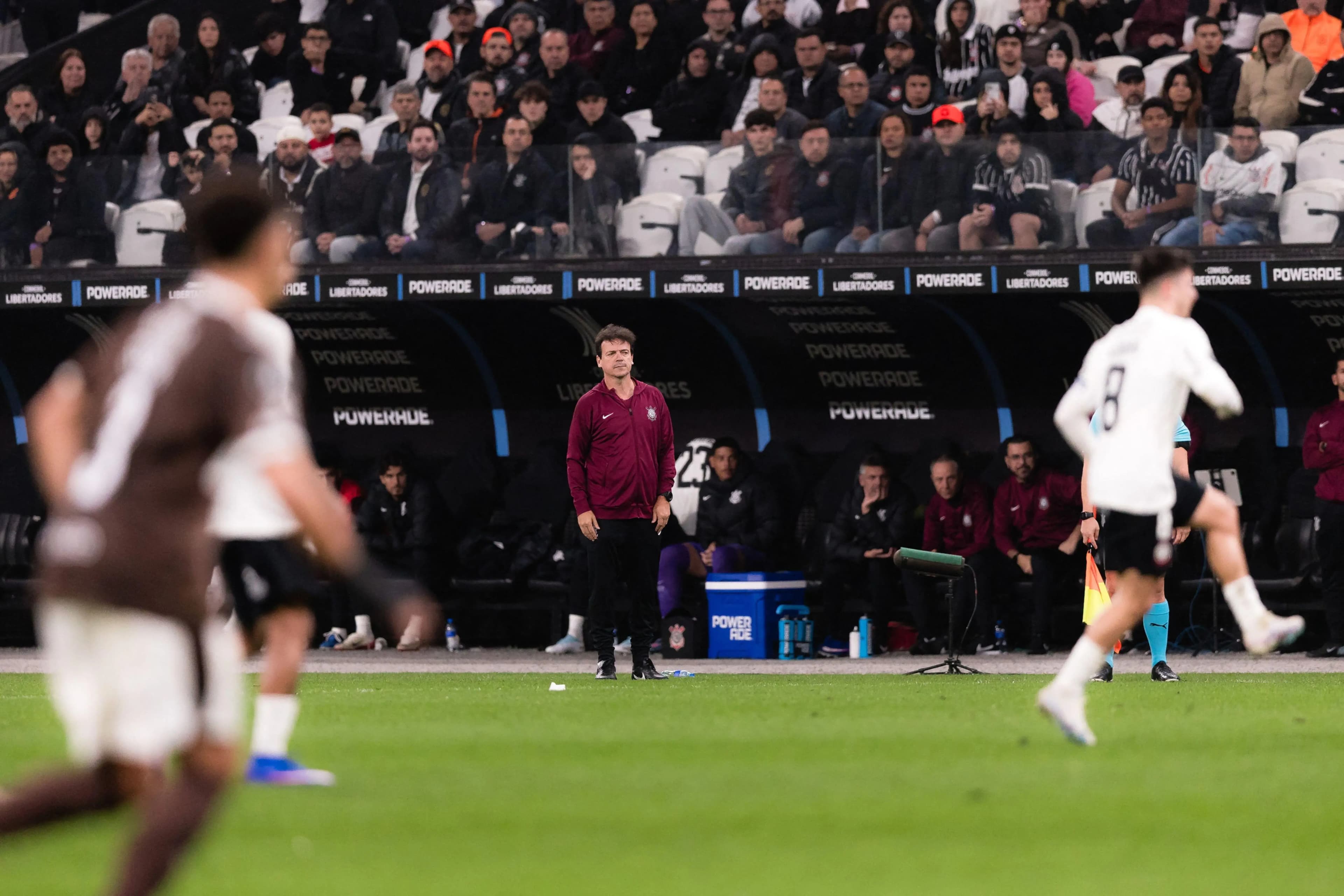 O técnico do Corinthians, Fernando Diniz, observa durante a partida do Grupo E da CONMEBOL Libertadores 2026 entre Corinthians e Club Atlético Platense na Arena Corinthians em 27 de maio de 2026 em São Paulo, Brasil.