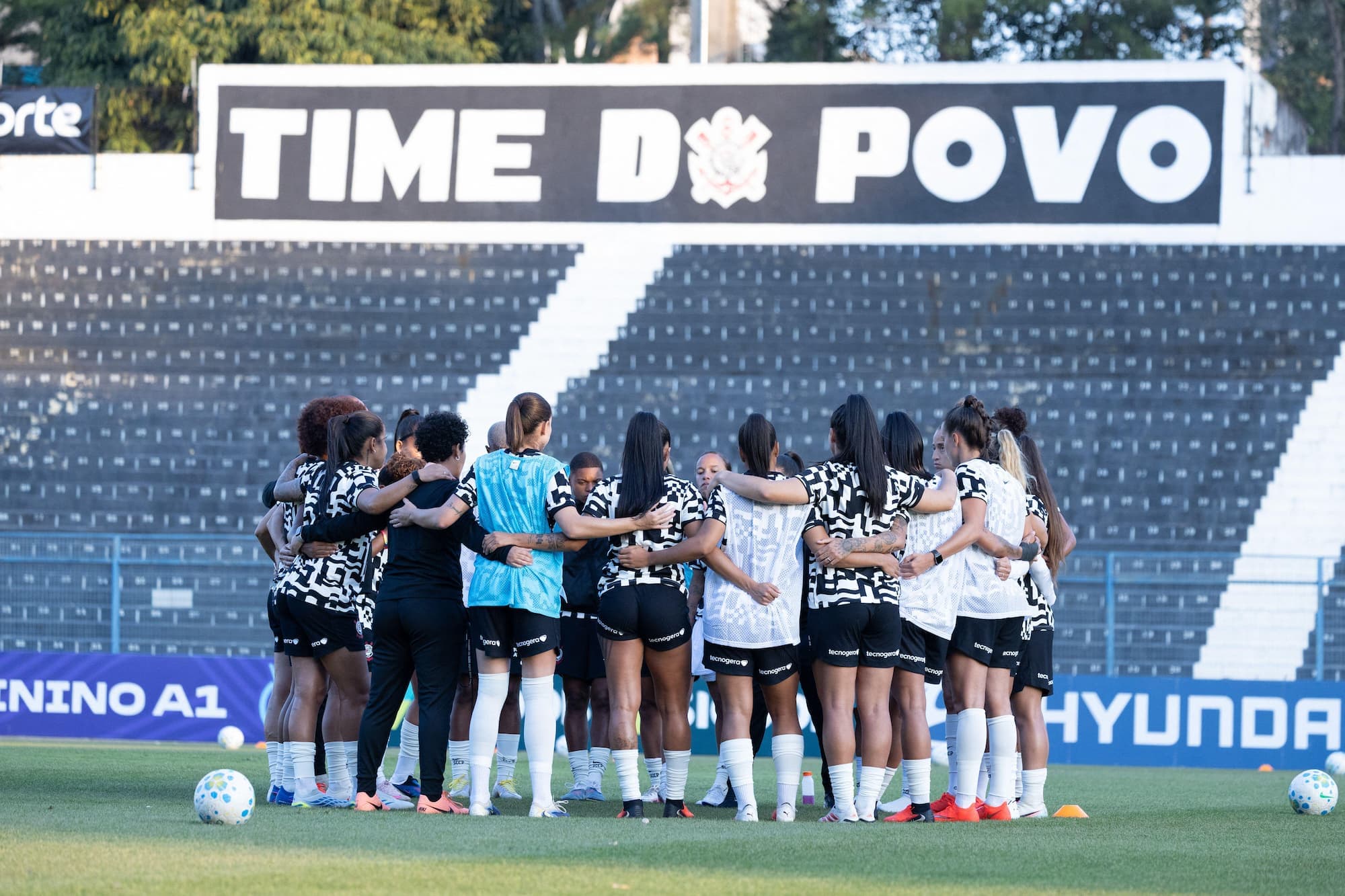 Depois da vitória por 1 a 0 sobre o Bahia, na segunda-feira (21), Duda Sampaio revelou que o elenco das Brabas ainda aguarda o pagamento de premiações referentes a três competições.