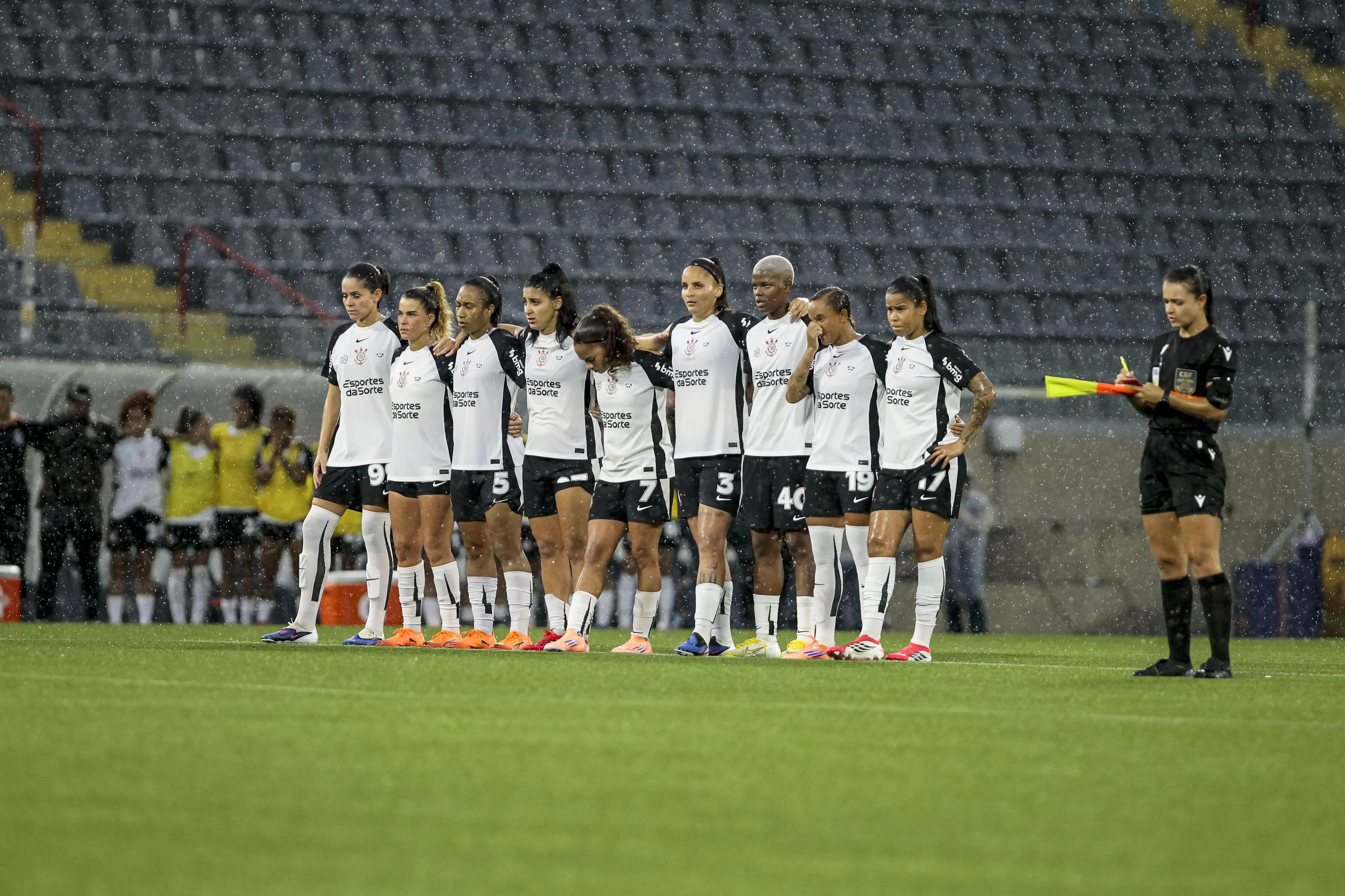ogadoras do Corinthians perfiladas no gramado antes da final contra o Palmeiras pela Supercopa do Brasil Feminina 2026, disputada na Arena Barueri