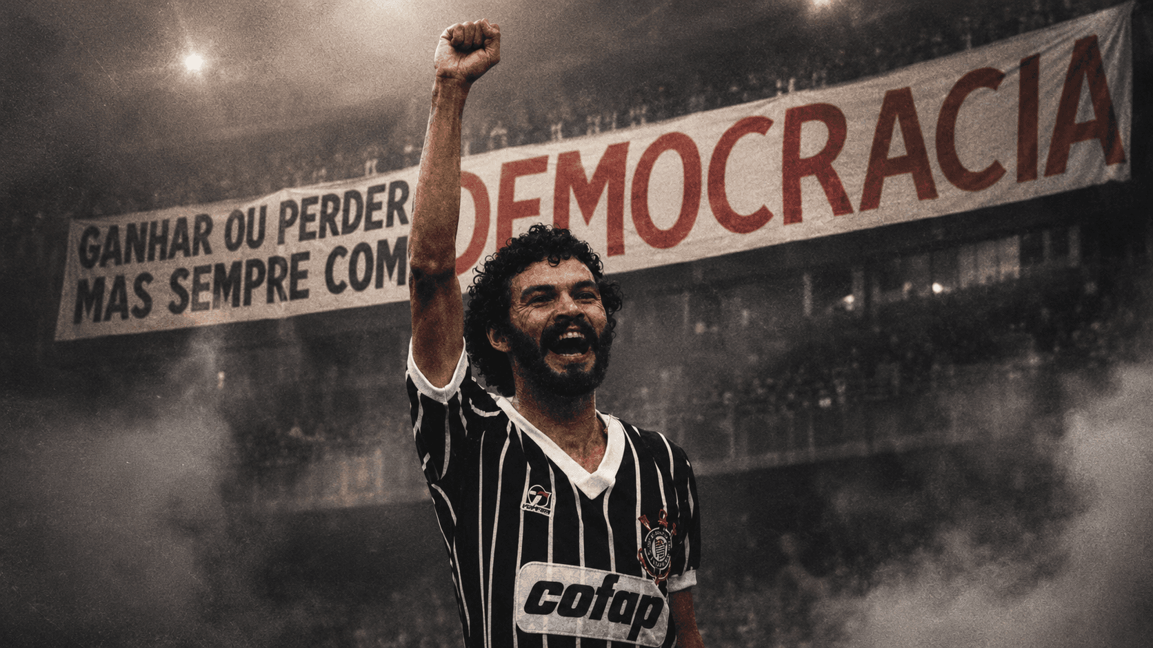 Sócrates, ídolo do Corinthians, celebrando com o punho erguido em frente à faixa “Ganhar ou perder, mas sempre com democracia”, em montagem editorial sobre a Democracia Corinthiana.