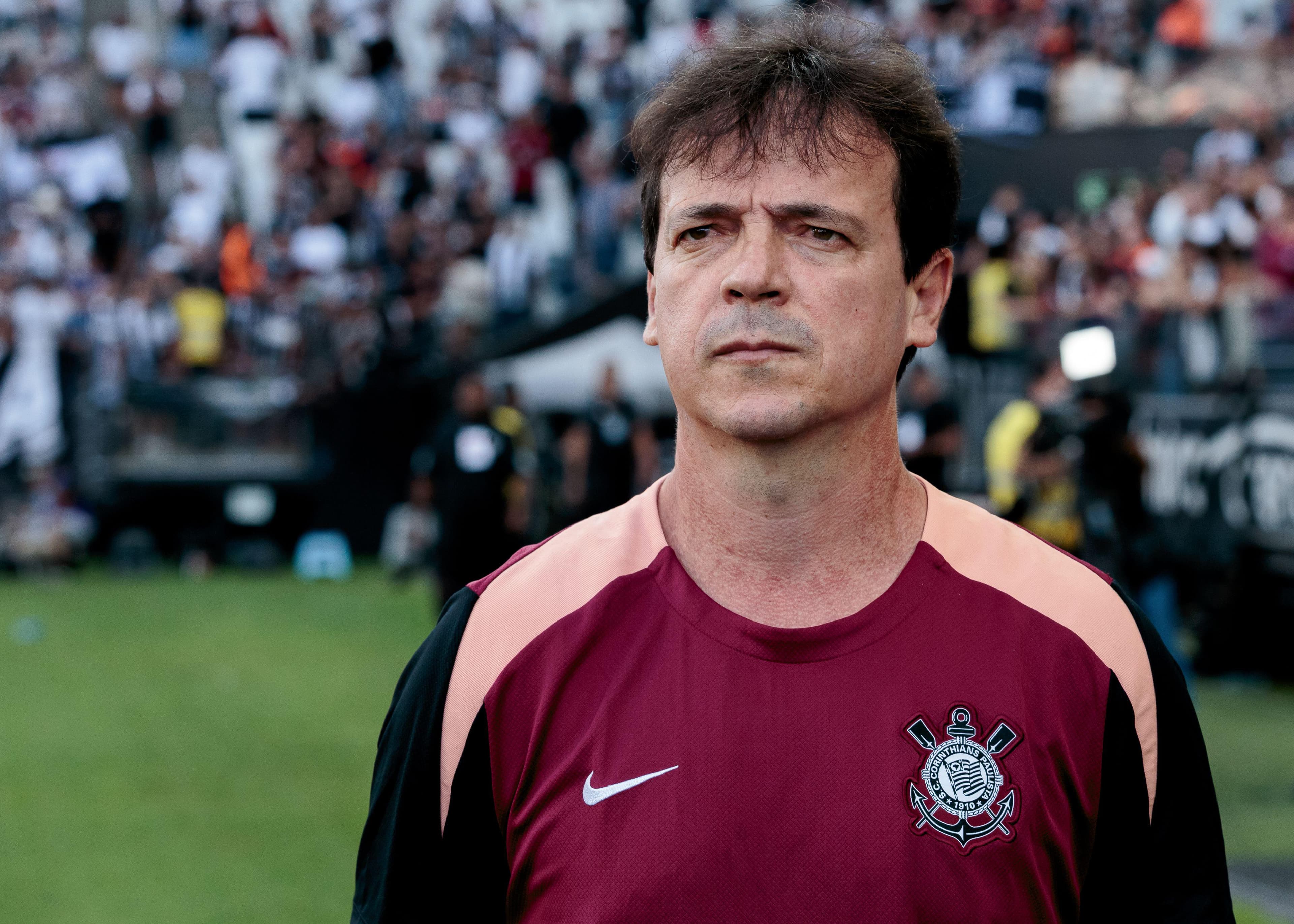 Fernando Diniz confirmou interesse do Corinthians em Wesley e Arthur, mas alertou que a prioridade na janela é manter o elenco atual.