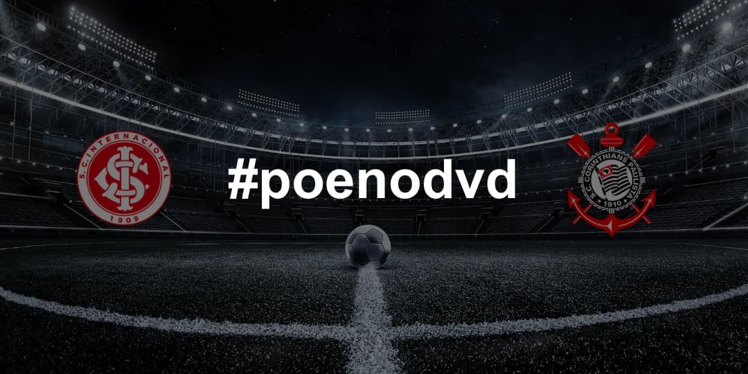 Imagem de capa sobre o episódio do DVD do Corinthians. Em um plano de fundo escuro que mostra o gramado e os refletores acesos de um estádio de futebol lotado, destaca-se no centro a hashtag branca "#poenodvd". Do lado esquerdo, está o escudo do Sport Club Internacional e, do lado direito, o escudo do Sport Club Corinthians Paulista. Uma bola de futebol está posicionada exatamente no centro do campo.
