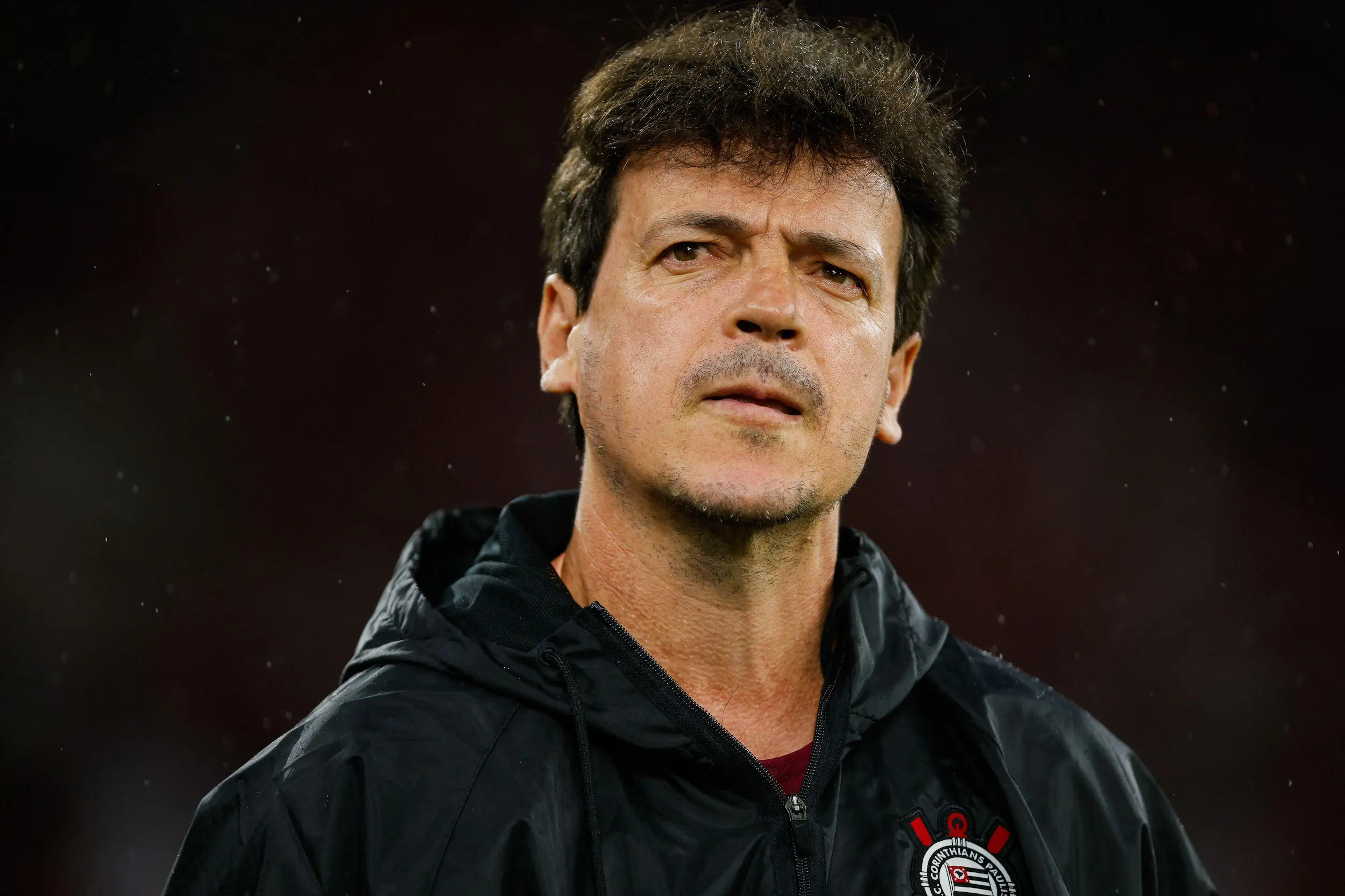 Fernando Diniz, técnico do Corinthians, observa antes da partida da 27ª rodada do Brasileirão 2026 entre Flamengo e Corinthians, no Estádio do Maracanã, em 13 de setembro de 2026, no Rio de Janeiro, Brasil.