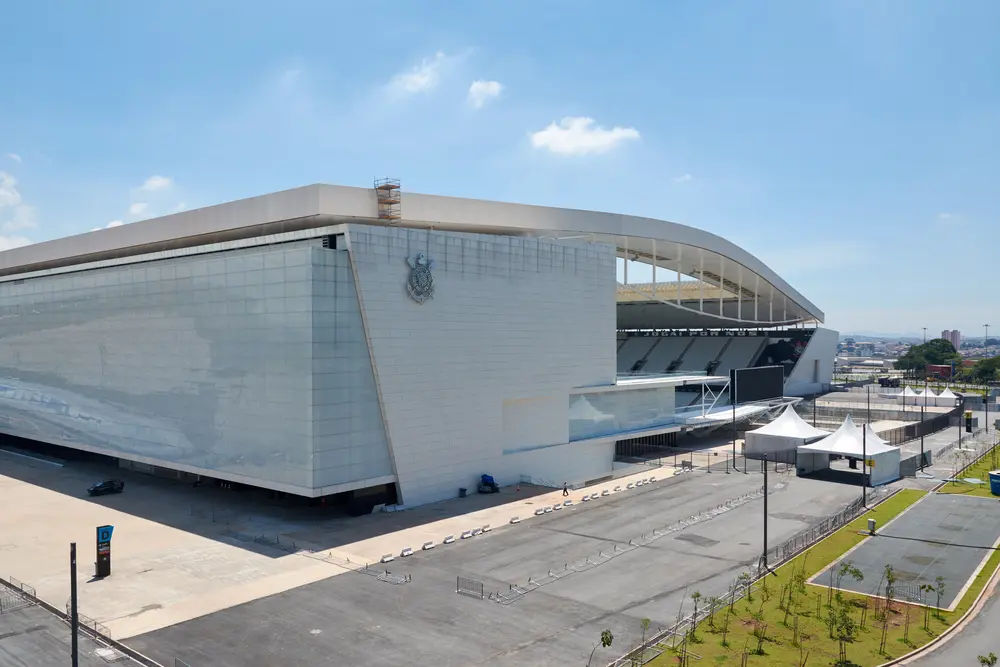 O Corinthians conseguiu autorização dos órgãos de segurança para ampliar a capacidade da Neo Química Arena e terá o maior número de lugares liberados desde a inauguração do estádio. O clube anunciou a medida nesta segunda-feira (14 de setembro de 2026): serão 1.537 lugares adicionais no Setor Sul, elevando a capacidade total a 50.582 pessoas.