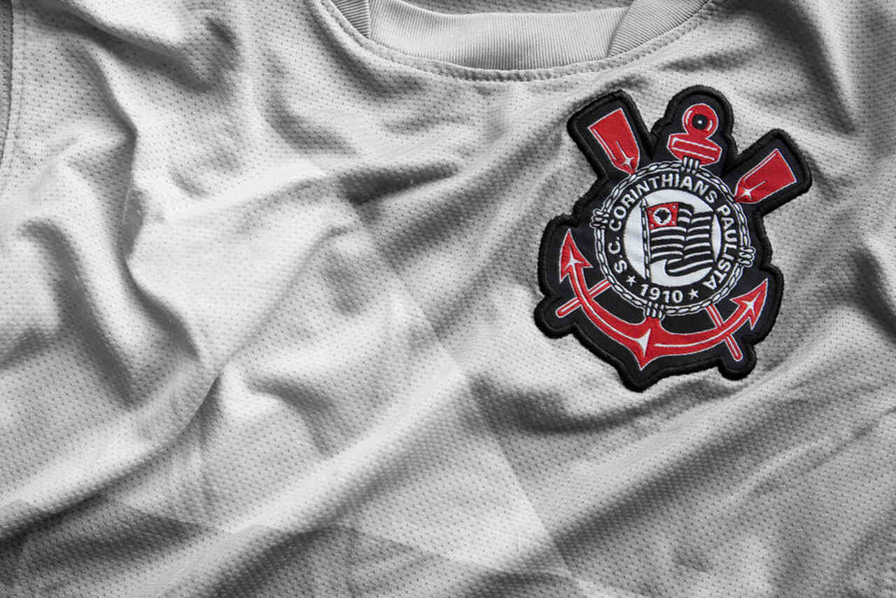 Corinthians apresenta nova coleção de uniformes inspirada em capítulo histórico da torcida